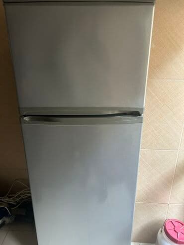 Gümüş rəngli iki qapılı soyuducu - Yuxarıda ayrıca dondurucu bölməsi