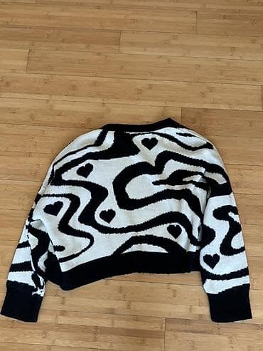 usta geyimi: Stradivarius kardiqan və shein sweatshirt 20 MANAT - Model: qara-ağ — 2