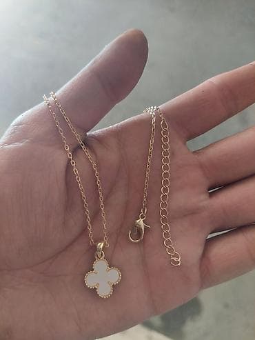 Qızılı rəngli zəncir boyunbağı – dörd yarpaq yonca asqılı - Material at lalafo.az Qızılı rəngli zəncir boyunbağı – dörd yarpaq yonca asqılı - Material