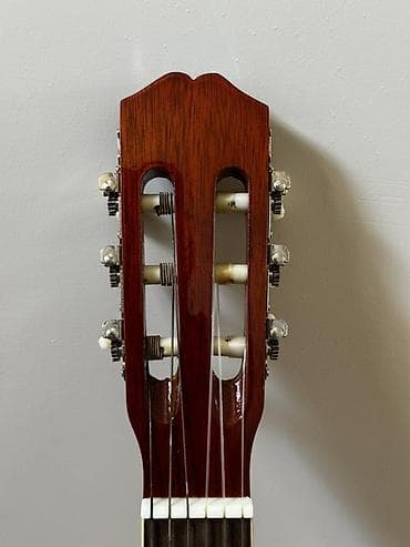 gitara tuner: Gitara demək olar ki, istifadə olunmayıb, yeni kimidir. Case və gitara — 4