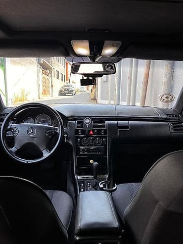 toyota rav 4: Mercedes-Benz E-Class: 2 l | 1997 il Sedan — 5