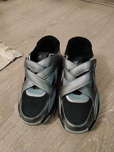 ayaqabı kişi: 2 dəfə geynilib keyfiyyətlidir balaca razmer olduqu üçün satiram altı — 2