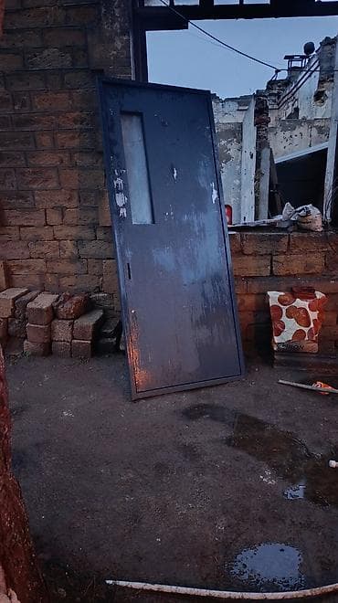 pencere toru: Metal qapı - Material: möhkəm metal konstruksiya - Rəng: tünd boz - — 2