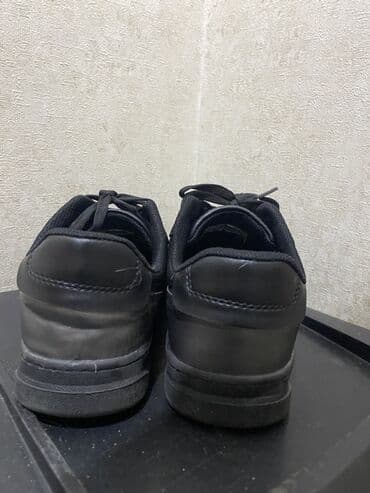 Kia: Qara rəngdə uniseks idman ayaqqabısı - Stil: klassik aşağıboğaz, tam — 2