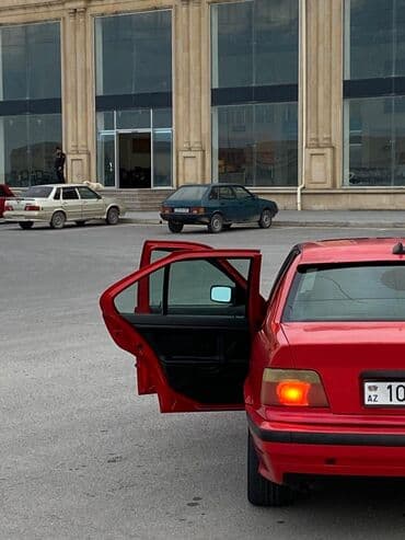 фольксваген пассат 1 8 турбо: Qırmızı rəngli sedan avtomobil Xüsusiyyətlər: - Korpus: 4 qapılı — 5