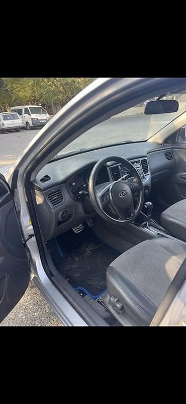 e 3 2: Kia Cerato: 1.5 l | 2010 il Sedan — 8