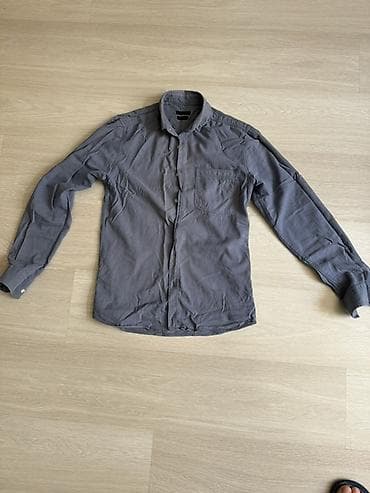 Kişi köynəyi – uzunqollu, düyməli model. - Rəng: tünd boz. - Yaxa lalafo.az -da Kişi köynəyi – uzunqollu, düyməli model. - Rəng: tünd boz. - Yaxa