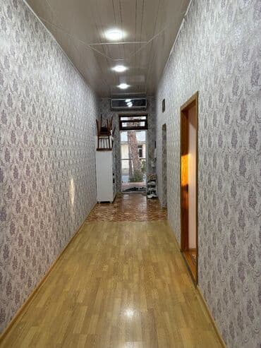 Geniş və işıqlı mənzil interyeri - Uzun, geniş dəhliz: LED tavan