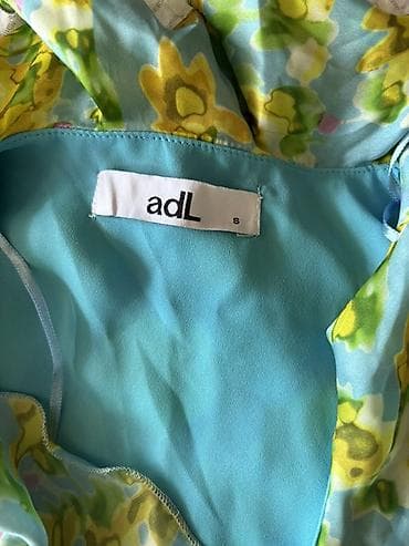beli: Mavi rəngdə qadın bluz. AdL Bluzun yaxası və ön hissəsi boyunca — 2