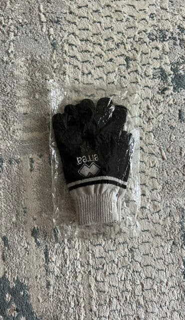 the ordinary mehsullari: Errea tərəfindən istehsal olunan bu ağ rəngli polo köynək idman — 5