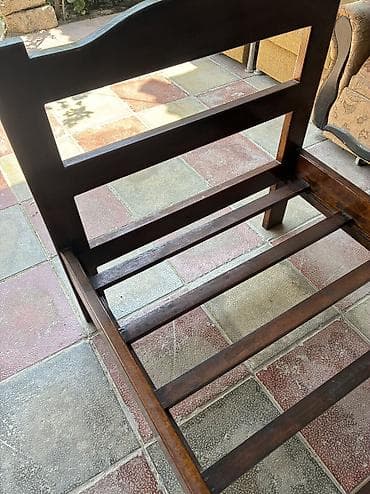 tek kravat: Taxta tək nəfərlik çarpayı . iki eded 130manata - Material: bərk — 2