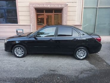 авто азербайджан: Qara rəngli sedan avtomobil, geniş baqaj hissəsi və dörd qapısı ilə — 10
