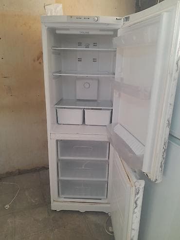 met: İşlənmiş 2 qapılı Indesit Soyuducu Satılır, rəng - Ağ, Təkərli — 2