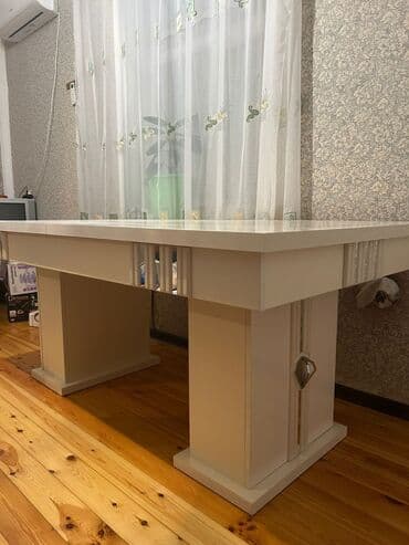 stol uzlukleri: Ağ rəngdə zərif dizaynlı masa və yumşaq oturacaqlı kreslo dəsti - — 1