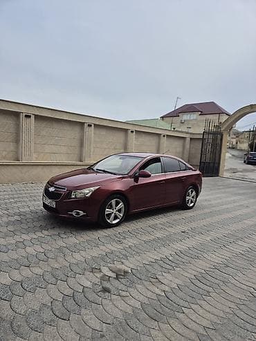arxa baqaj: Chevrolet Cruze sedan - Kuzov: 4 qapılı sedan, tünd bordo rəng - — 7
