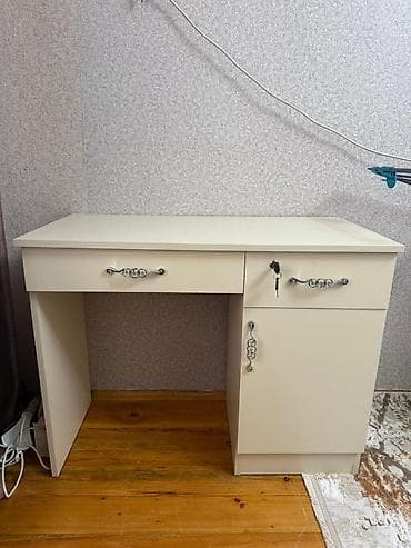 teze mebel: Nigar3. Stol satılır. Əla vəziyyətdədir yeni alınıb. 80 azn. Ünvan — 1