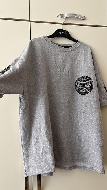 Futbolkalar: Boz rəngli qısaqoll T‑şört - Brend: New Era (qrafik çaplarda loqo) - — 2