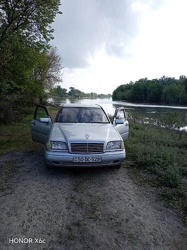 Mercedes-Benz C-Class (W202), gümüşü sedan - Kuzov: 4 qapılı sedan