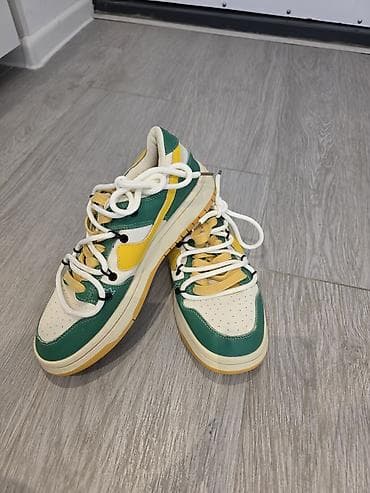 Rəngarəng idman ayaqqabısı – yaşıl, sarı və krem tonlarının