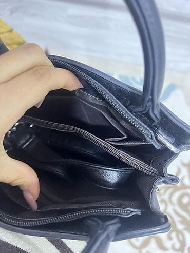işlenmiş eşyalar: Qara qadın əl çantası - Klassik dizayn, sərt formalı korpus - Üst — 3
