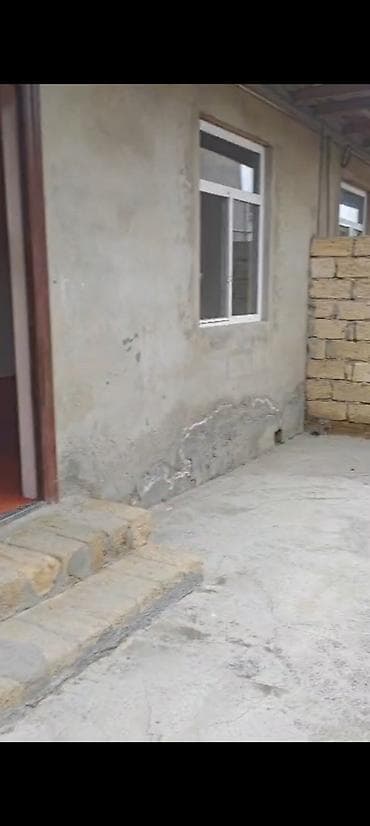 bineqedide ev satilir: Kiraye verilir. Ceyranbatanda 2 ayri ayri ev adelni həyəti olan — 1