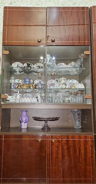 Vintage vitrinli bufet Istehsali Ruminya - Material: tünd qəhvəyi ağac