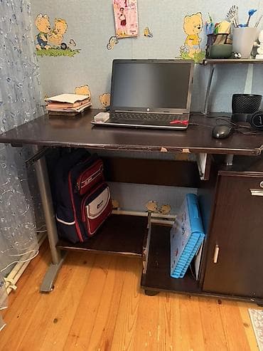 notebook masası: Kompyuter/iş masası – tünd qəhvəyi rəngdə, çoxfunksiyalı dizayn — 1