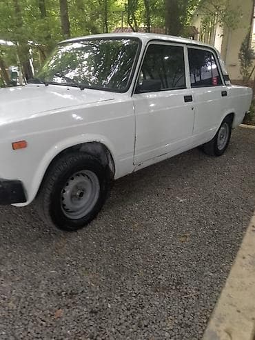 formula teker: VAZ 2107, ağ rəng, sedan kuzov. - Klassik dizaynlı 4 qapılı sedan - — 4