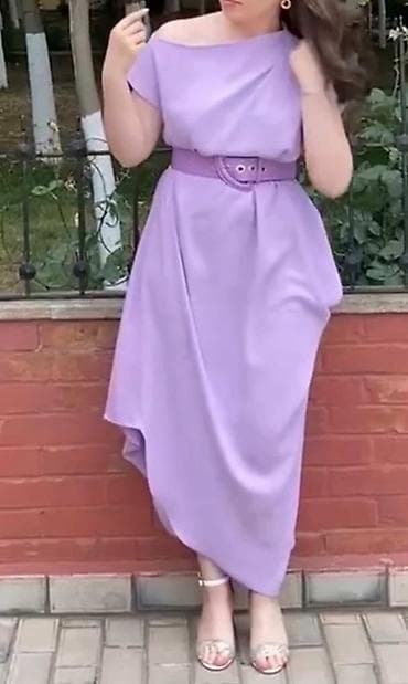 Bənövşəyi rəngdə qadın geyimi – asimmetrik kəsimli midi/maxi don. - — 1