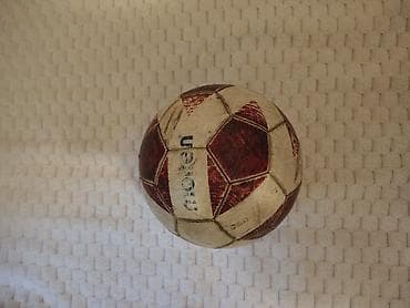 Futbol topu – Molten marka, qırmızı-ağ panelli klassik dizayn. - Üzəri — 1