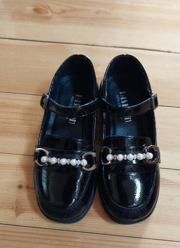 Məktəbli forması: Qiz üçün ayaqqabi satilir.30 razmerdi.1 dəfə toya geyinib uşaq.təzə — 1