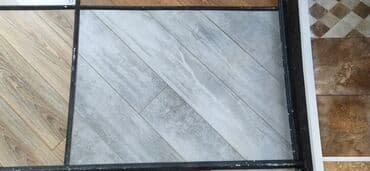 Keramika döşəmə plitələri – boz/boz-ağ tonlarda, diaqonal