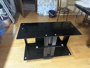 Televizor altlığı Yaxşı vəziyyetdedir. Arxasında toklar gizlədmək üçün