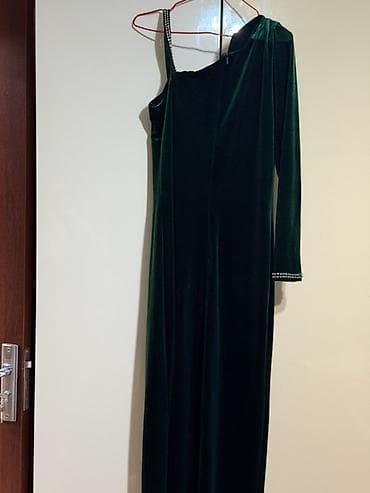 nigah donu: Tünd yaşıl məxmər gecə/libas - Uzun, axıcı siluet - Bir çiyin açıq — 4