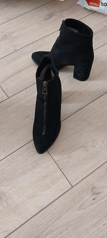 Qadın çəkməsi – qara rəng, süet material - Model: Qısa boğazlı, yandan