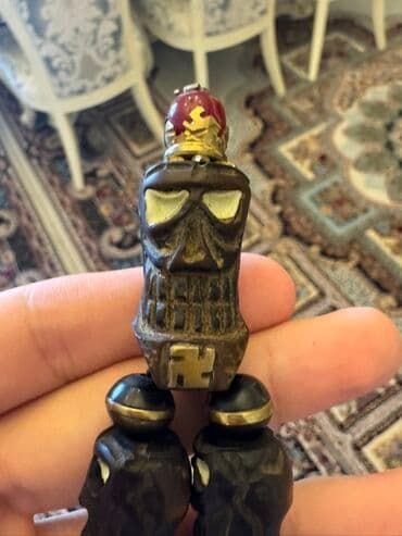 yuxuda sac rezini gormək: Qədimi üslubda, qara rəngdə, kəllə formalı bəzədilmiş təsbeh. Əl — 1