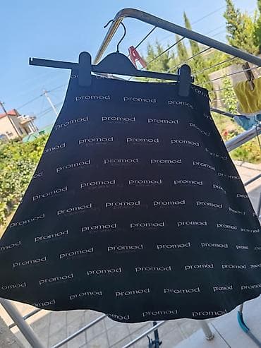 paltar xoncasi: Promod brendindən qara rəngli qısa yubka. Bütün yubka boyunca ağ — 3