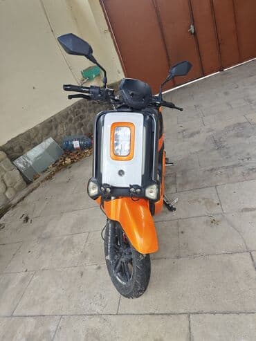 led panel: UPMT X-MAX skuter – parlaq narıncı-qara dizayn, şəhər üçün çevik və — 5