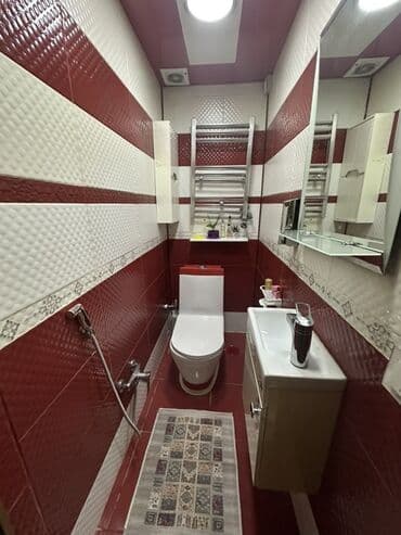 qara qarayev: Mətbəx hissəsində ağ rəngli modul mebellərlə təchiz olunmuş, qara — 14