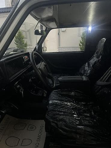 vaz 2101: VAZ 2107 sedan – ağ rəngli, klassik kuzov dizaynı ilə. Azərbaycan — 8