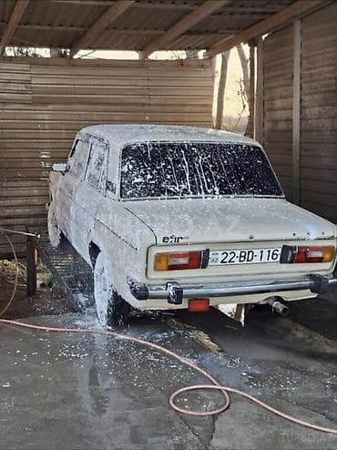qirmizi masin: VAZ 2106 sedan Xüsusiyyətlər: - Korpus: bej rəng, xrom bamperlər — 5