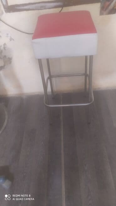 mətbəx şkafi: Metall karkaslı bar taburesi - Oturacaq: kvadrat formalı, qırmızı-ağ — 2