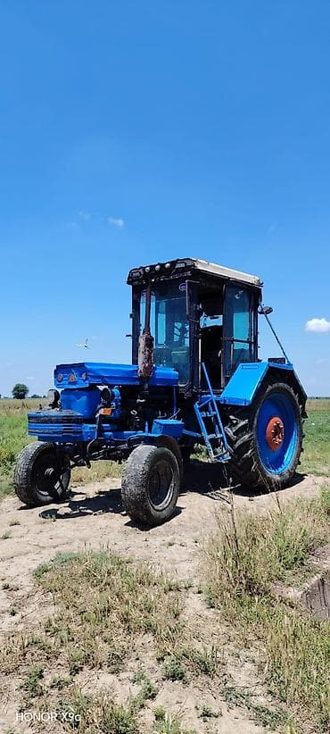 Traktor – mavi rəngli, kabinəli, ön təkərli ötürücülü (2WD) Texniki