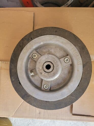 kənd təsərrufatı texnikalarının satışı: Yol süpürən maşınların qurğusunun təkəri satılır. Paçemnikini yağlamaq — 5