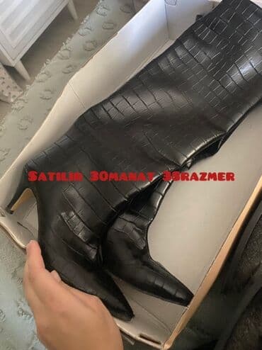 sapaşki modelleri 2021: Qadın uzun çəkmə – qara rəng, timsah naxışlı tekstura ilə. Sivri — 1