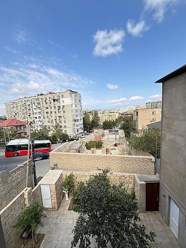 2 mərtəbəli həyət evi - Plan: 2 mərtəbə, geniş işıqlı otaqlar; yuxarı — 1