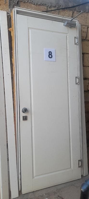 seyfi qapi: Ağ rəngli giriş/qapı komplekti - Material: metal karkaslı, hamar ağ — 1