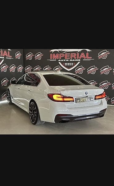mercedes e class: BMW 5 Series (G30 LCI) – M paket sedan - Kuzov: ağ rəng, LCI — 3