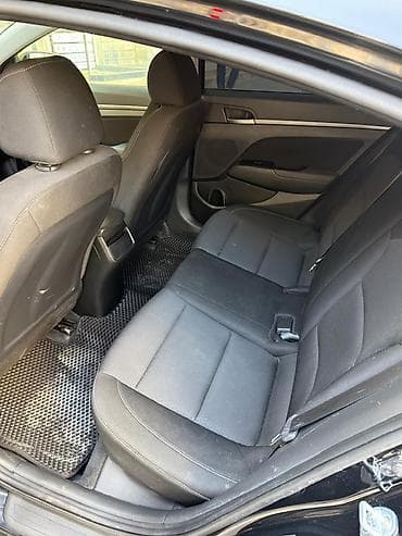 hyundai az: Hyundai Elantra sedan – qara rəng, 4 qapı, AZ nömrə nişanı. Şəhər üçün — 5