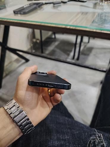 adapt: IPhone 15 Pro, 256 GB, Qara, Zəmanət, Simsiz şarj, Face ID — 3